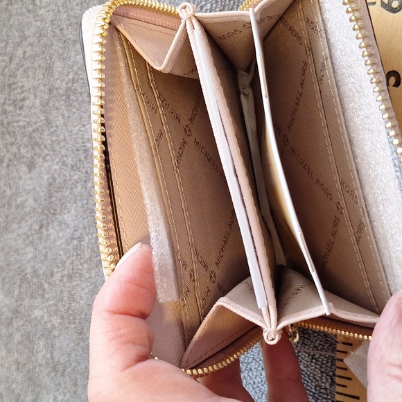 Michael Kors Card Case - Picture 4 of 6